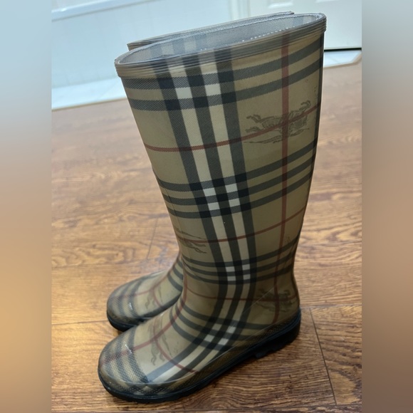 COPY - Burberry Rain Boot. - Picture 1 of 6